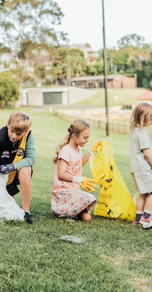 Kids cleaning up rubbish